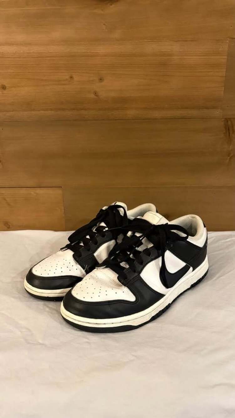 Black and white nike dunks 7.5
